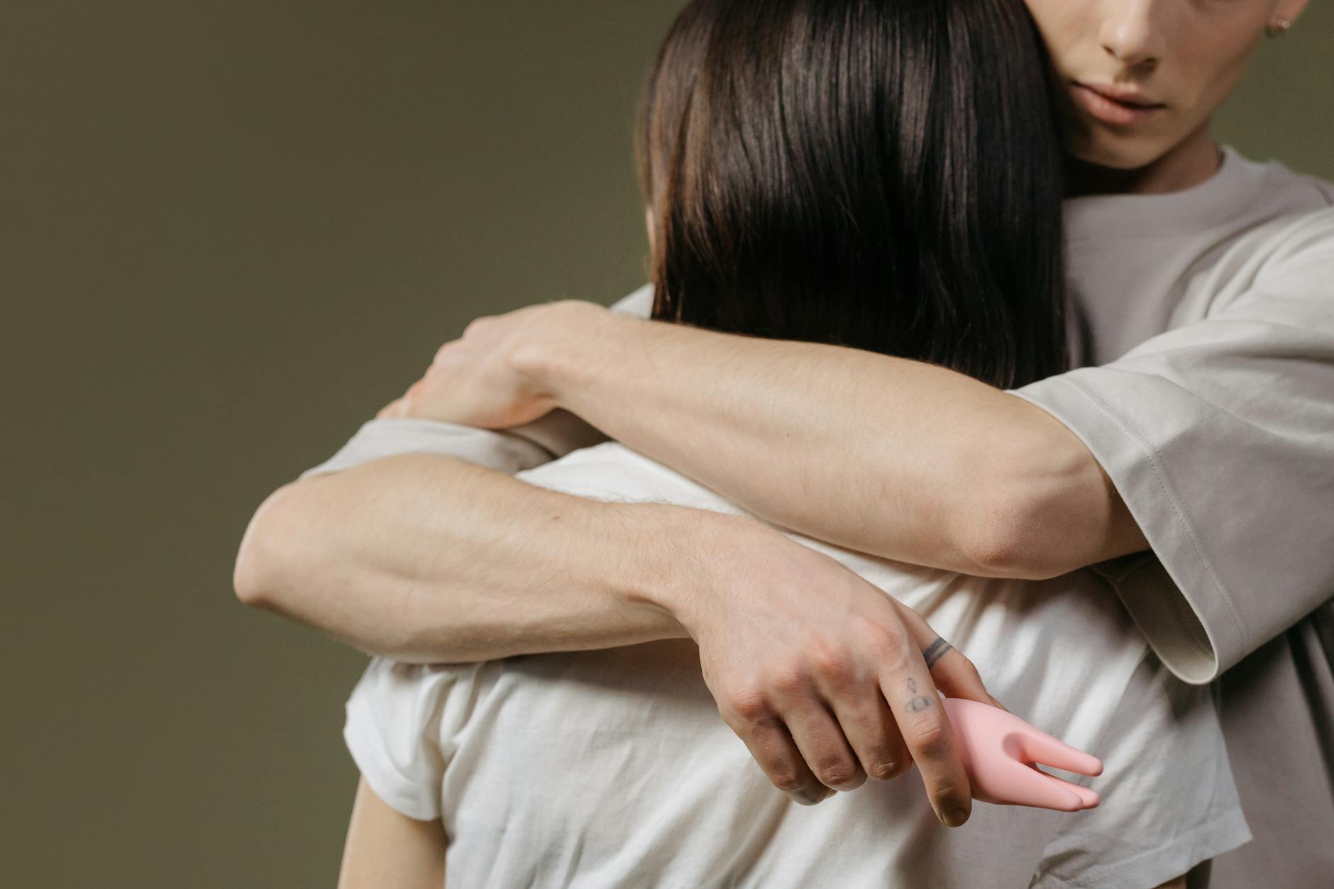 Una coppia si abbraccia teneramente, mostrando intimità e connessione.